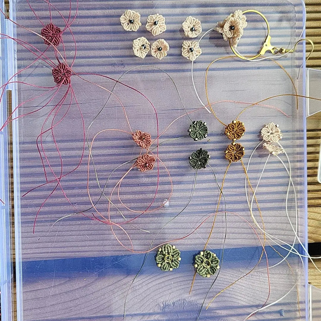 Boucles fleur micro-macramé – TILAE Micro Noeuds