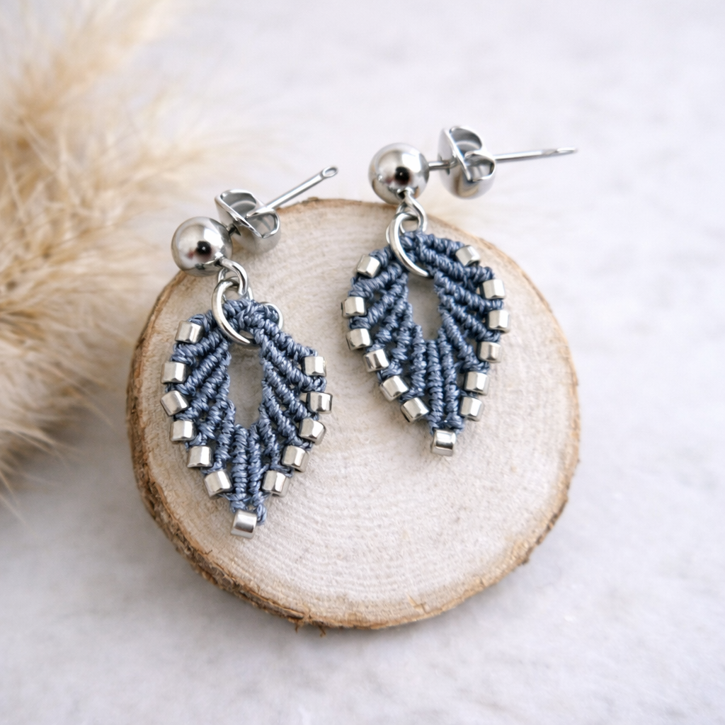 Boucles d'oreilles feuille micro-macramé argenté – Fait main Micro Noeuds