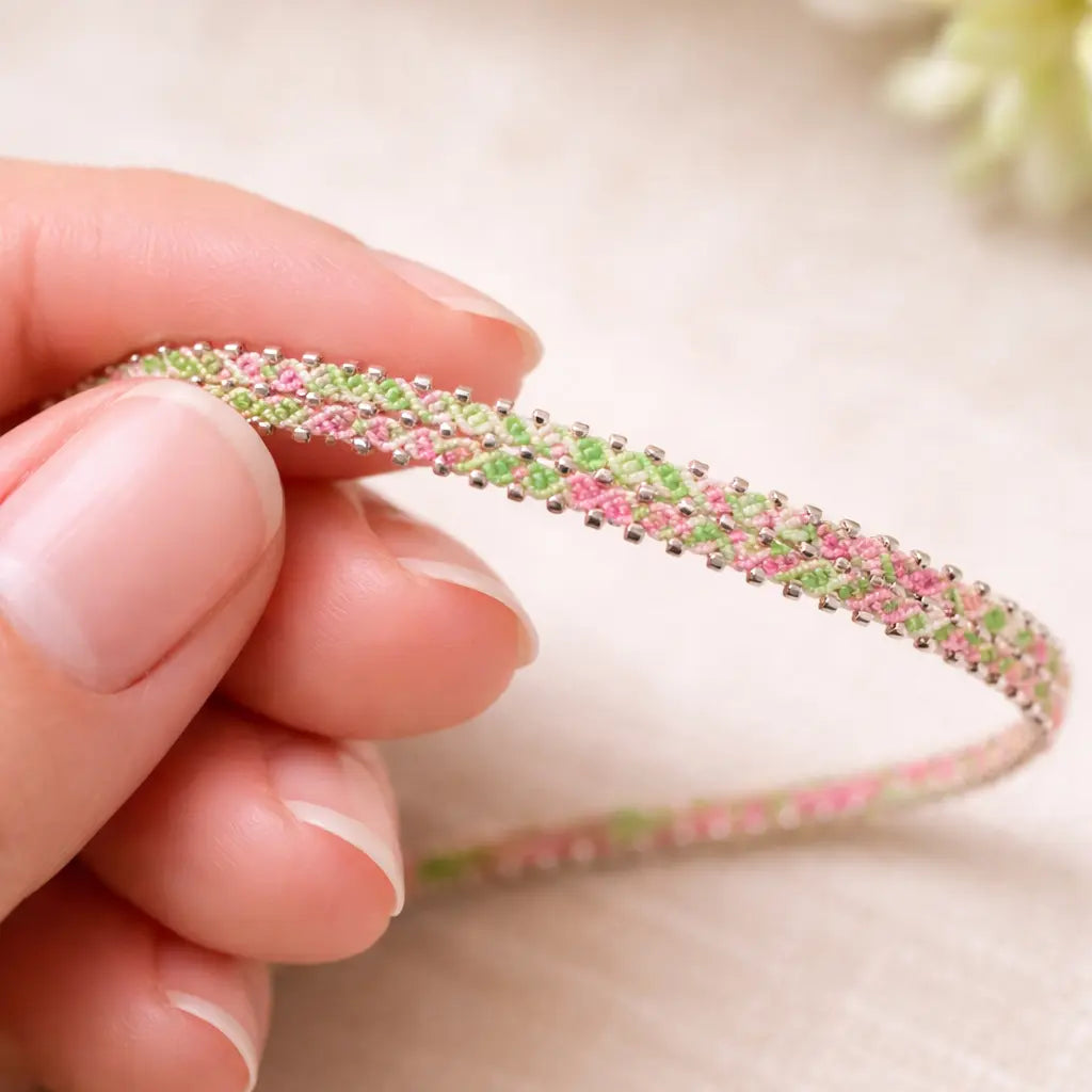 Bracelet Fleuri – micro-macramé rose & vert-LINEA Micro Noeuds