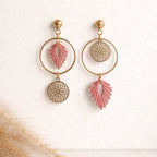 Boucles d'oreilles pendantes micro-macramé – Médaillon doré Micro Noeuds