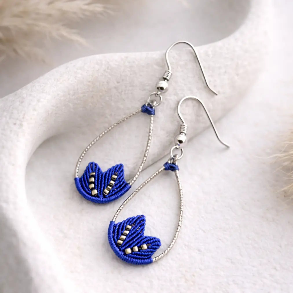 Boucles d’oreilles micro-macramé motif feuille – Crochets argent 925 & perle Micro Noeuds