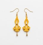 Safran – boucles d'oreilles micro-macramé feuille dorée