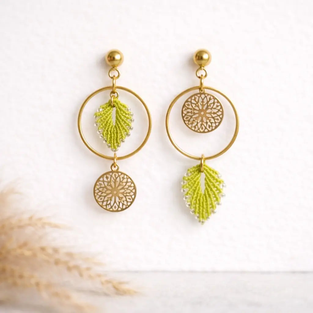 Boucles d'oreilles pendantes micro-macramé – Médaillon doré Micro Noeuds