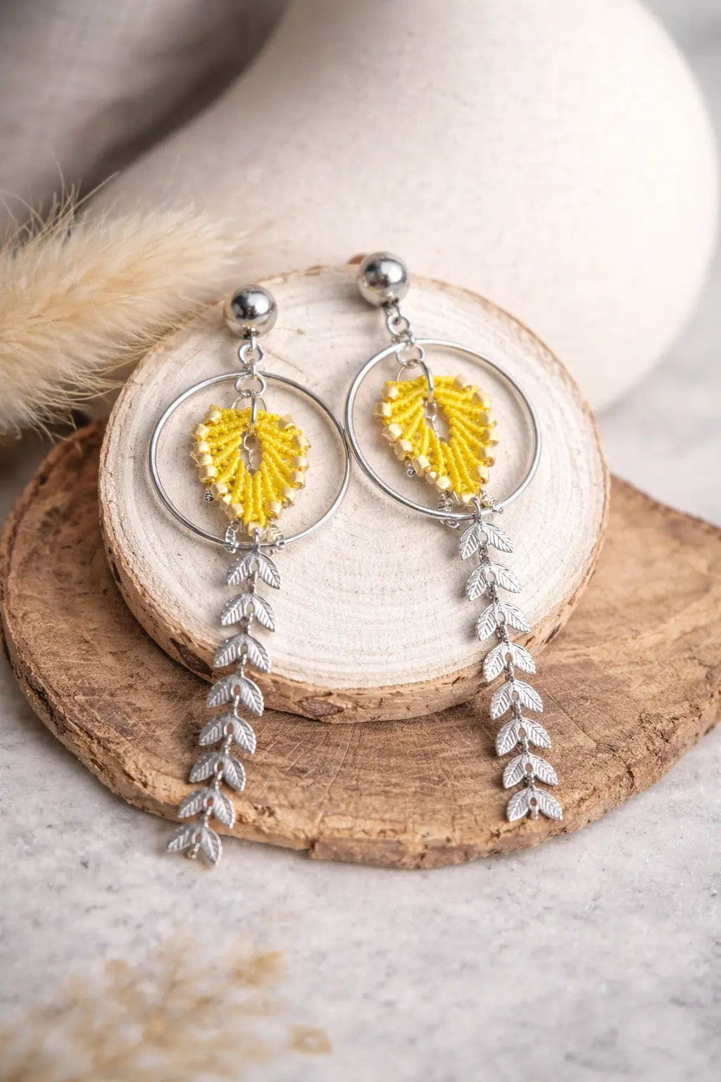 Boucles d'oreilles feuille micro-macramé doré – Légères, fait main Micro Noeuds