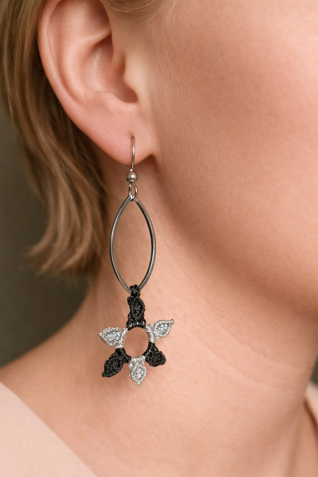 Boucles d'oreilles micro-macramé – Bijou artisanal léger, fait main Micro Noeuds
