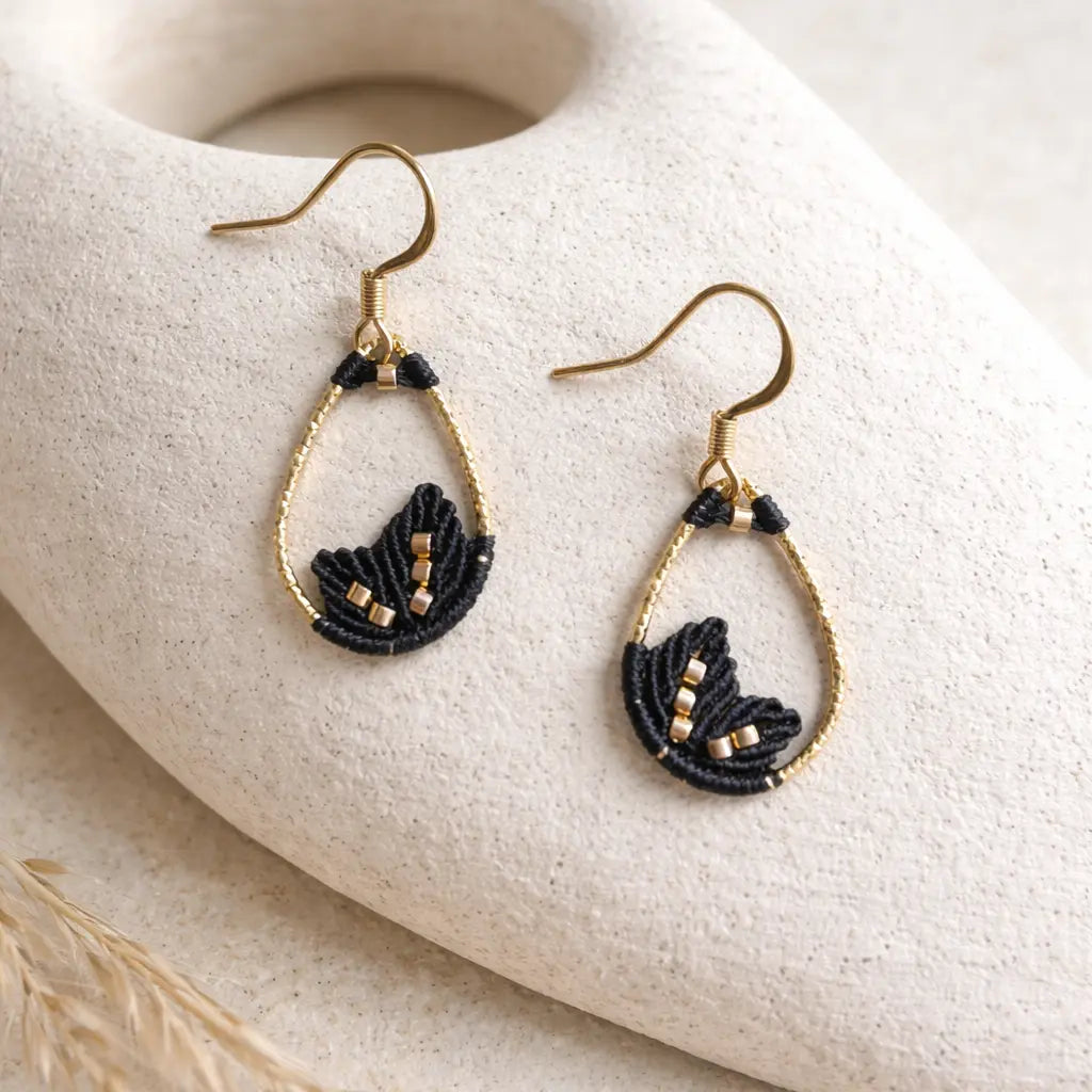 Boucles d’oreilles micro-macramé motif feuille – Crochets argent 925 & perle Ma boutique