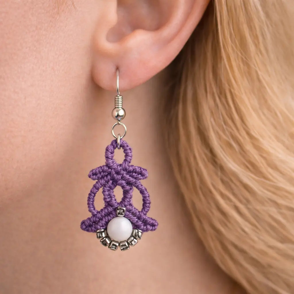 Boucles d’oreilles micro-macramé pierre howlite MAIIWEN Micro Noeuds