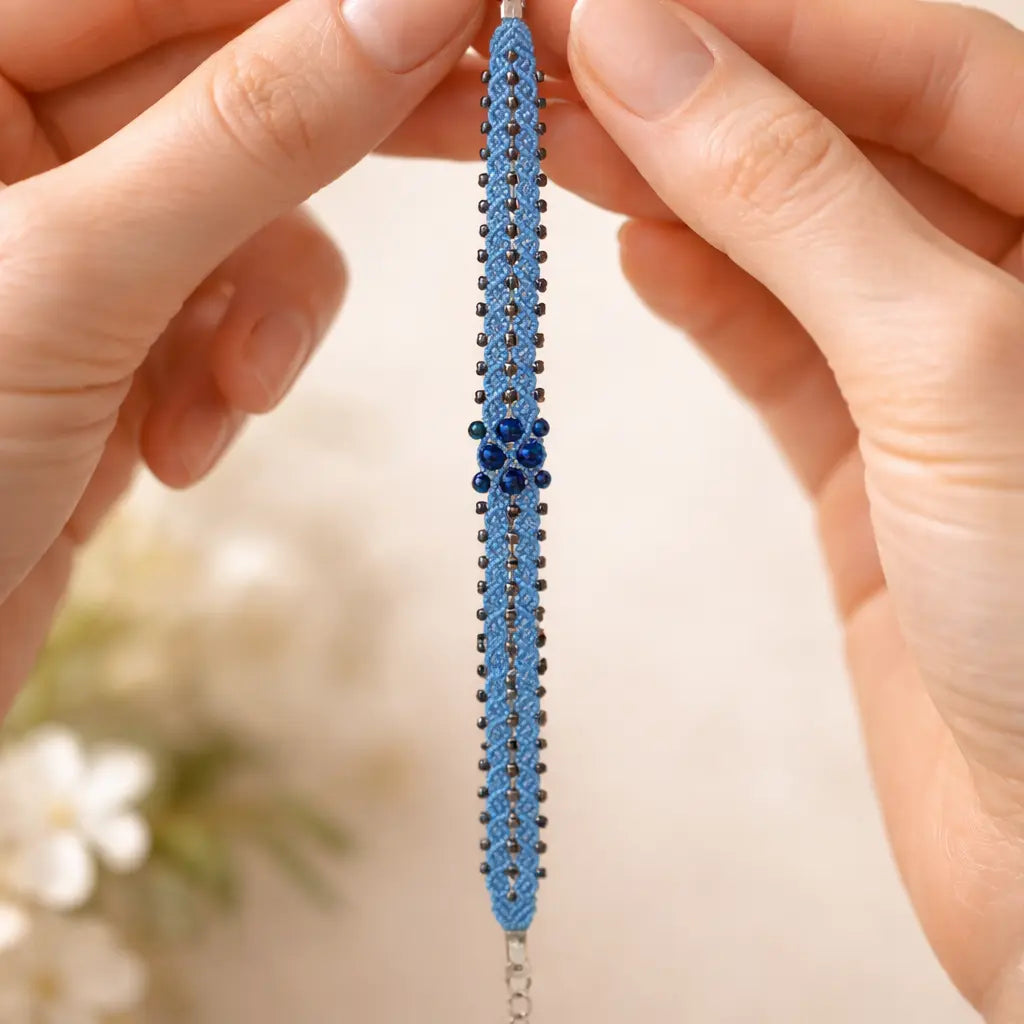 Bracelet Fleuri – micro-macramé rose & vert-LINEA Micro Noeuds