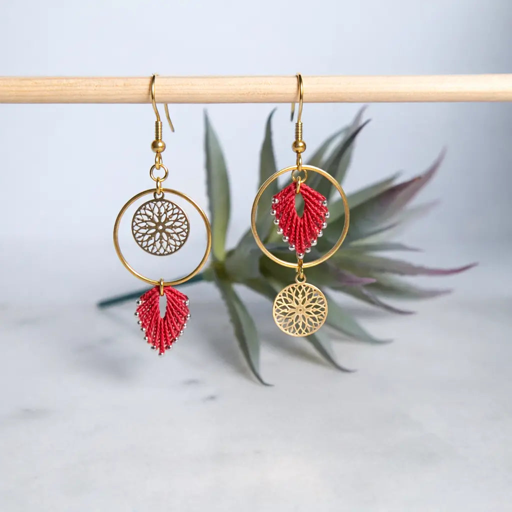 Boucles d'oreilles pendantes micro-macramé – Médaillon doré Micro Noeuds