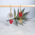 Boucles d'oreilles pendantes micro-macramé – Médaillon doré Micro Noeuds