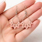 Boucles taille réelle dans la main