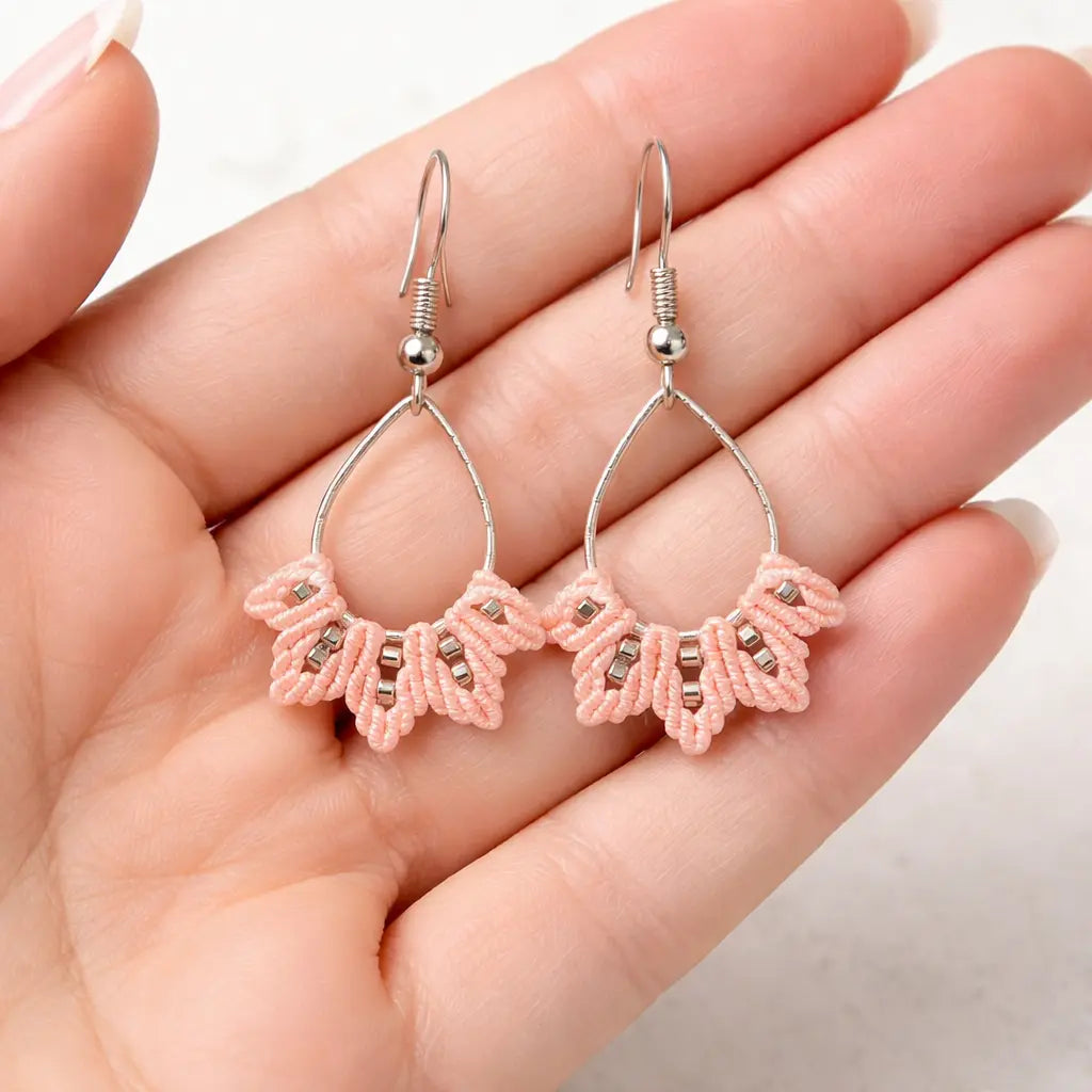 Boucles taille réelle dans la main