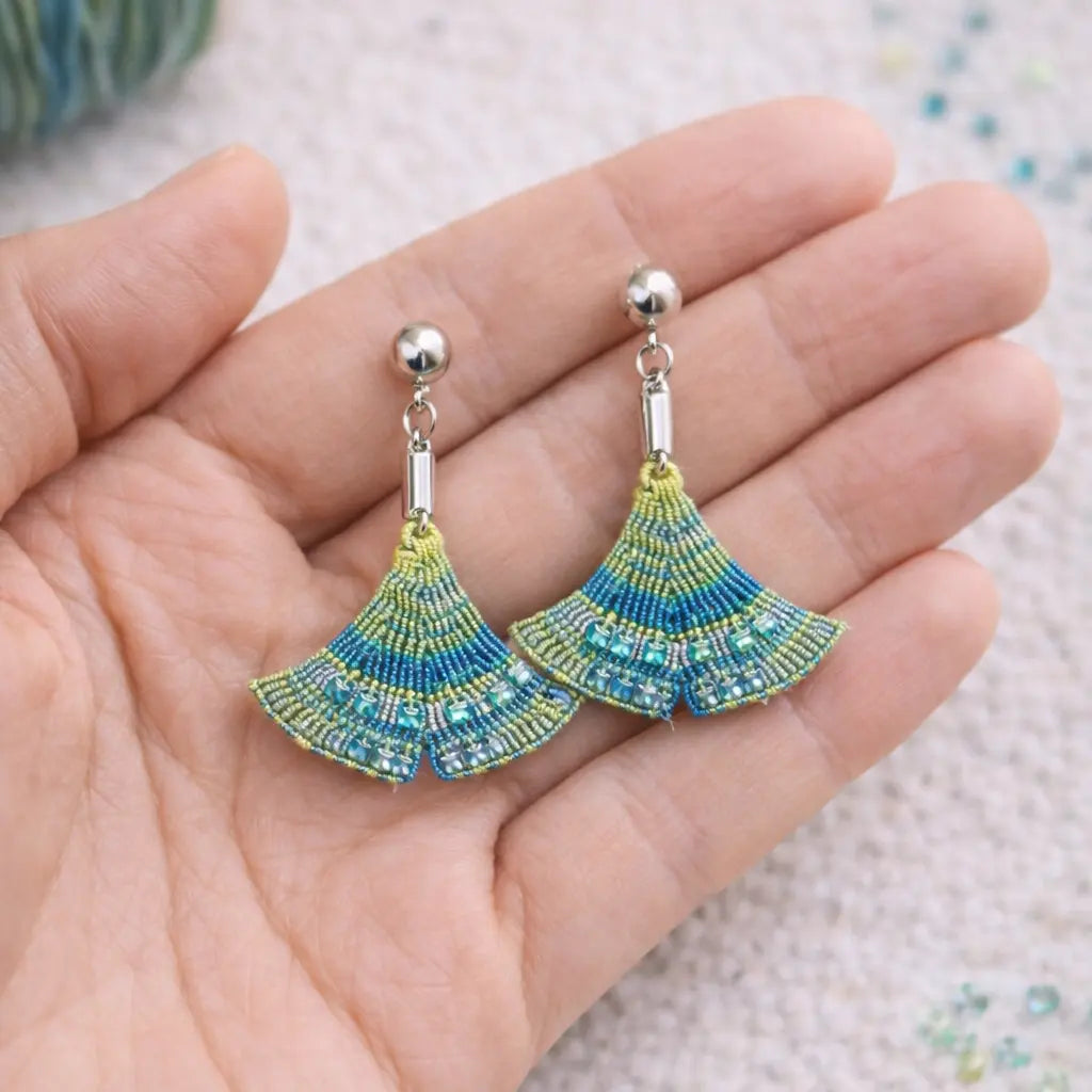 Boucles d’oreilles, collier micro-macramé feuille ginkgo LAGUNA B.O Micro Noeuds