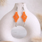 Boucles d’oreilles micro-macramé losange – Crochets acier inoxydable & perles rocaille dorées Micro Noeuds