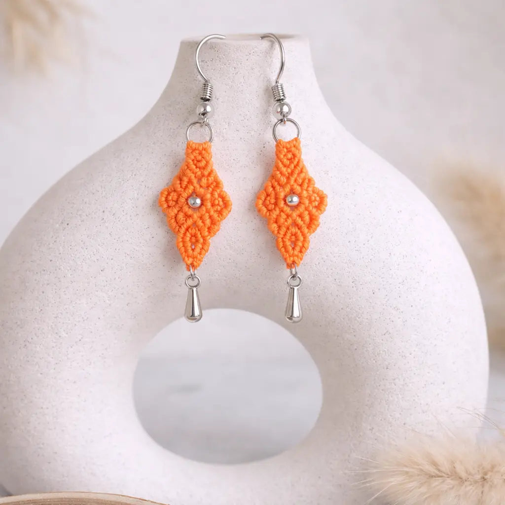 Boucles d’oreilles micro-macramé losange – Crochets acier inoxydable & perles rocaille dorées Micro Noeuds
