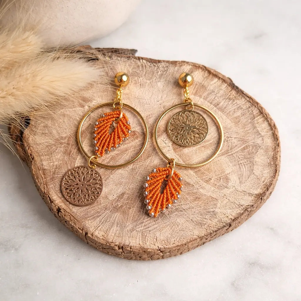 Boucles d'oreilles pendantes micro-macramé – Médaillon doré Micro Noeuds
