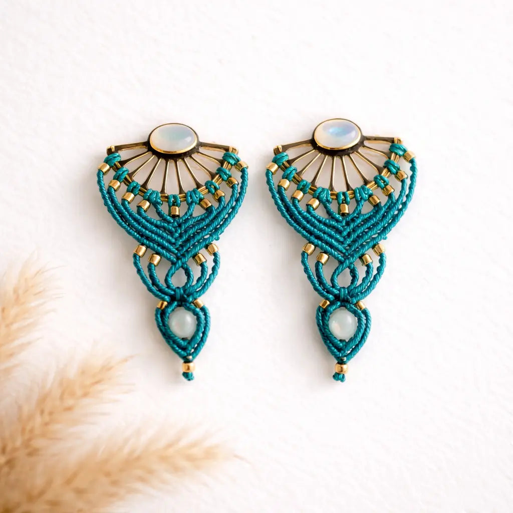 Boucles d'oreilles éventail micro-macramé – Pierre de lune, doré Micro Noeuds