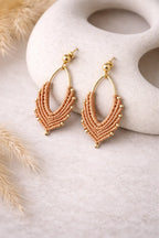 Boucles d’oreilles navette en micro-macramé “Lumière bohème” – légères & personnalisables Micro Noeuds