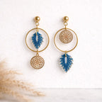 Boucles d'oreilles pendantes micro-macramé – Médaillon doré Micro Noeuds