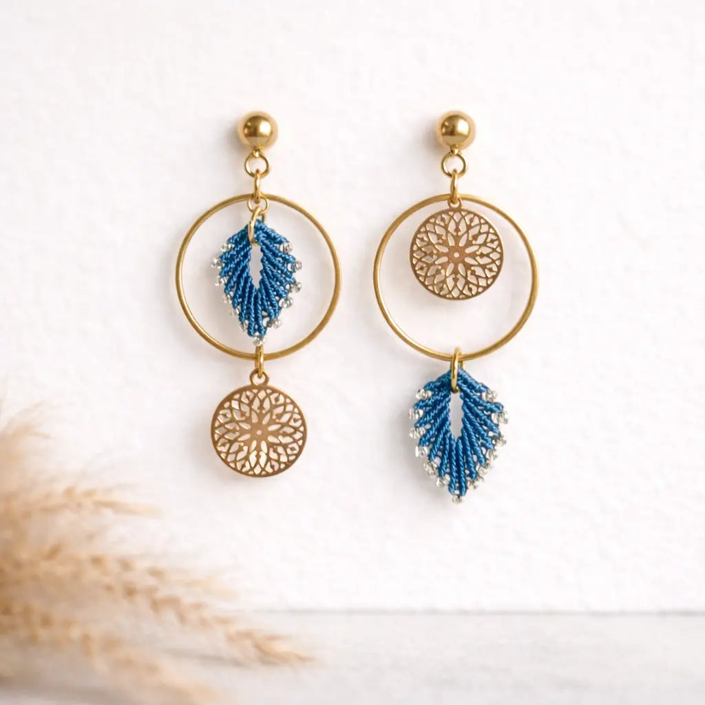 Boucles d'oreilles pendantes micro-macramé – Médaillon doré Micro Noeuds