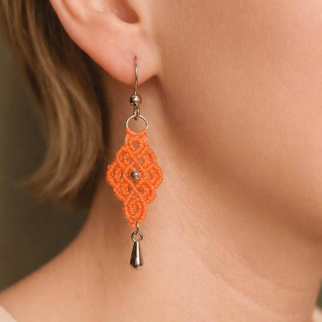 Boucles d'oreilles losange micro-macramé – Perles dorées, fait main Micro Noeuds