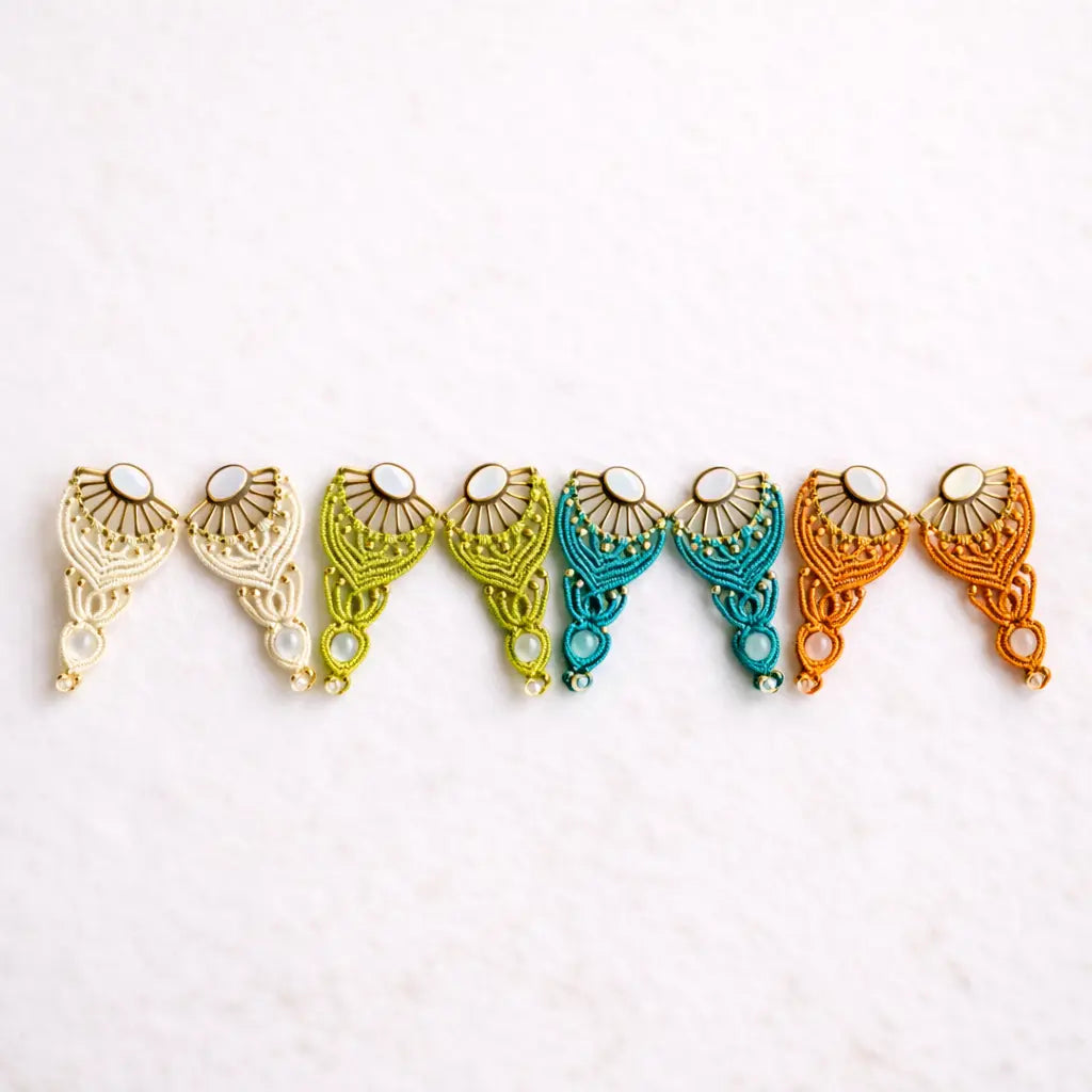 Boucles d'oreilles éventail micro-macramé – Pierre de lune, doré Micro Noeuds