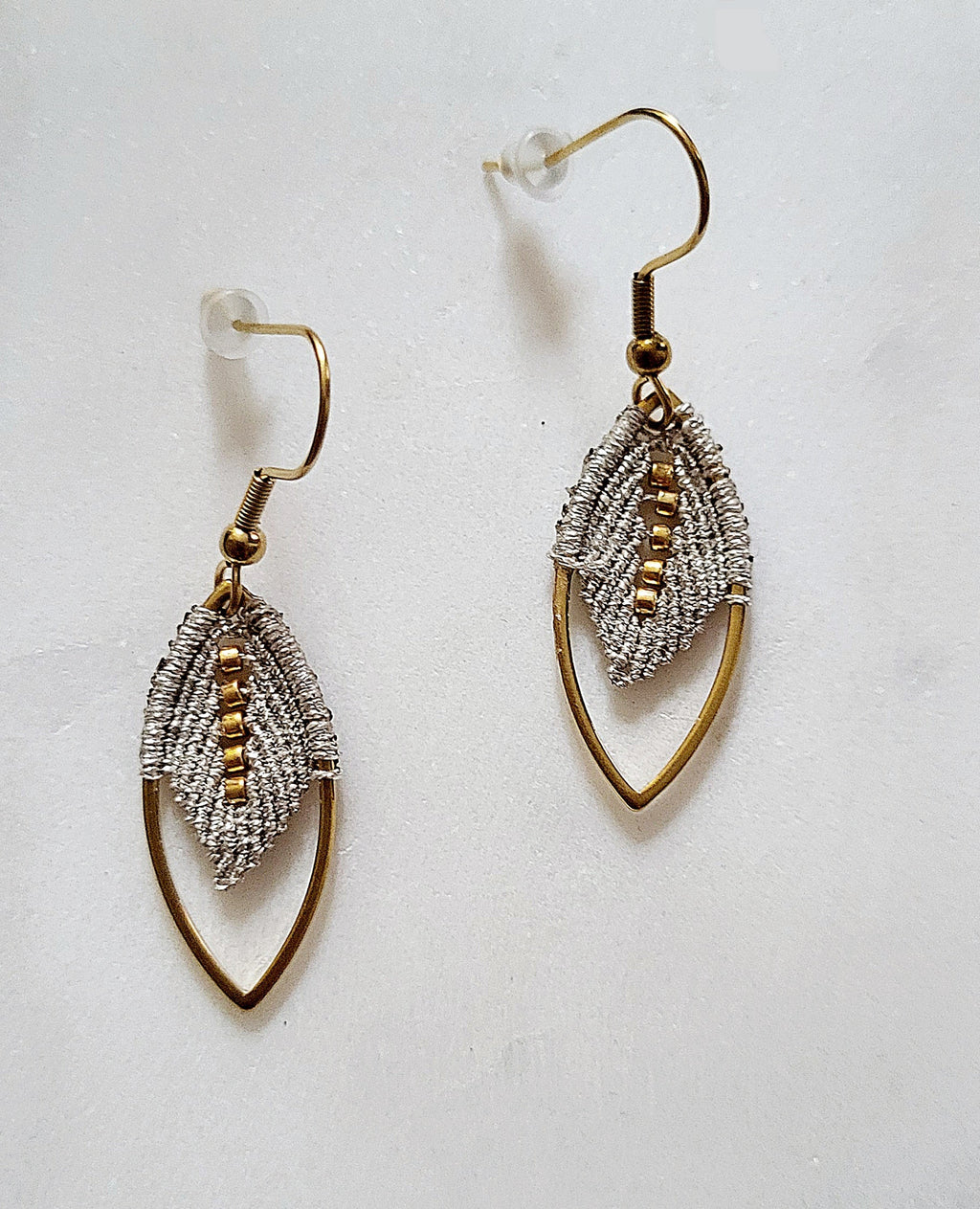 Boucles d'oreilles navette micro-macramé doré – Légères, fait main Micro Noeuds