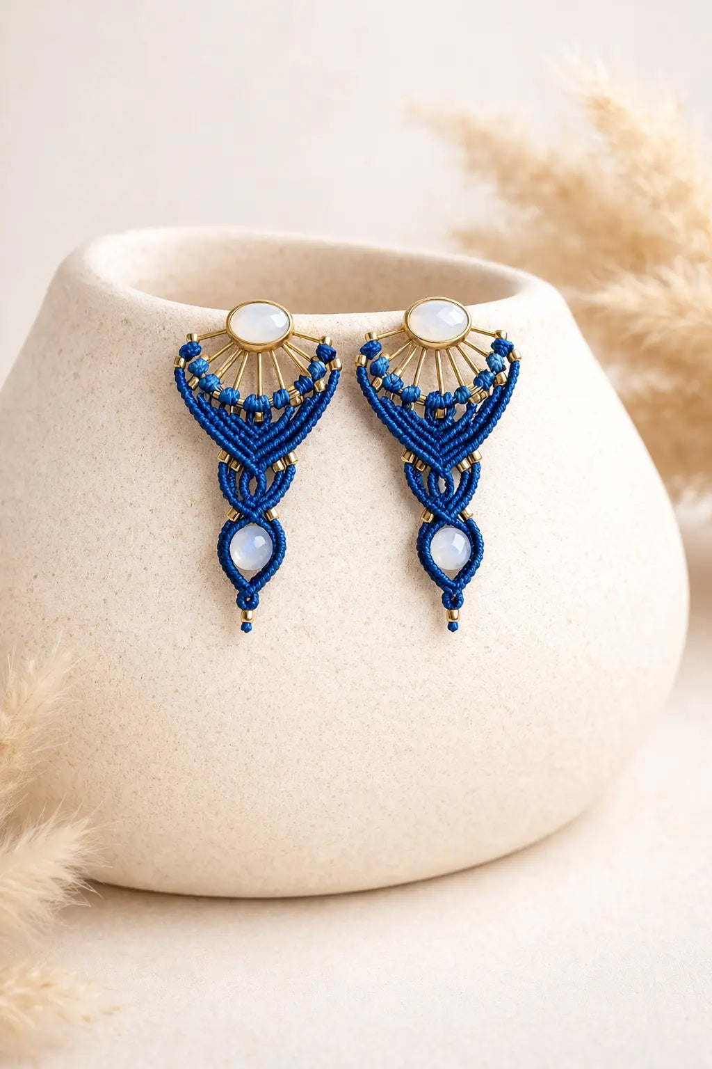 Boucles d’oreilles Maiia – micro-macramé & pierre de lune Micro Noeuds