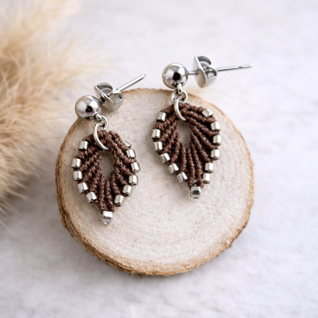 Boucles d'oreilles feuille micro-macramé argenté – Fait main Micro Noeuds