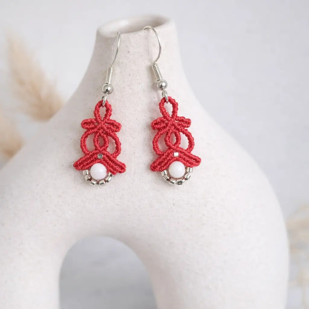 Boucles d'oreilles micro-macramé lilas – Bohème chic, fait main Micro Noeuds