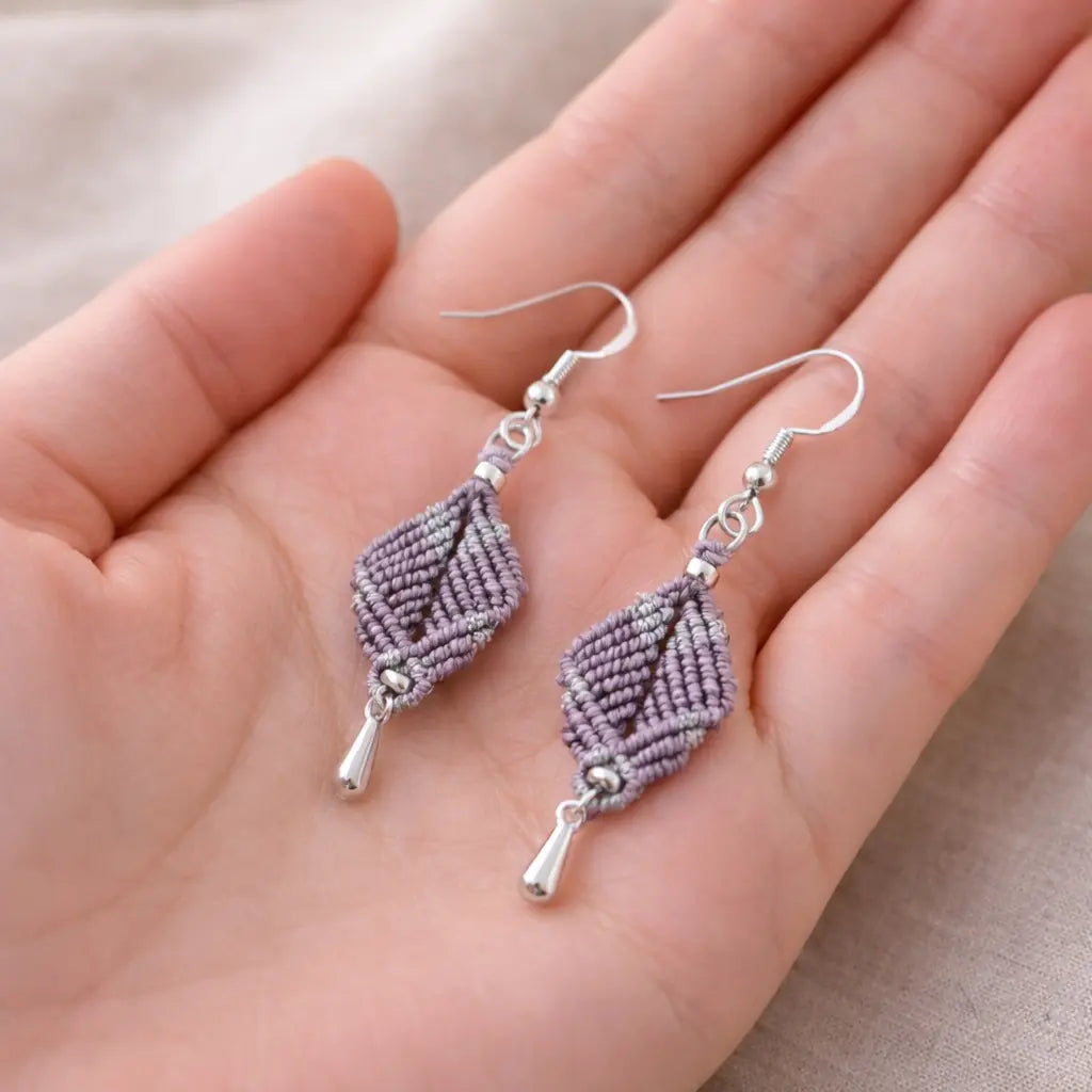 Boucles d’oreilles micro-macramé géométriques – bicolore- ALIZEA Micro Noeuds