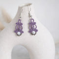 Boucles d'oreilles micro-macramé lilas – Bohème chic, fait main Micro Noeuds