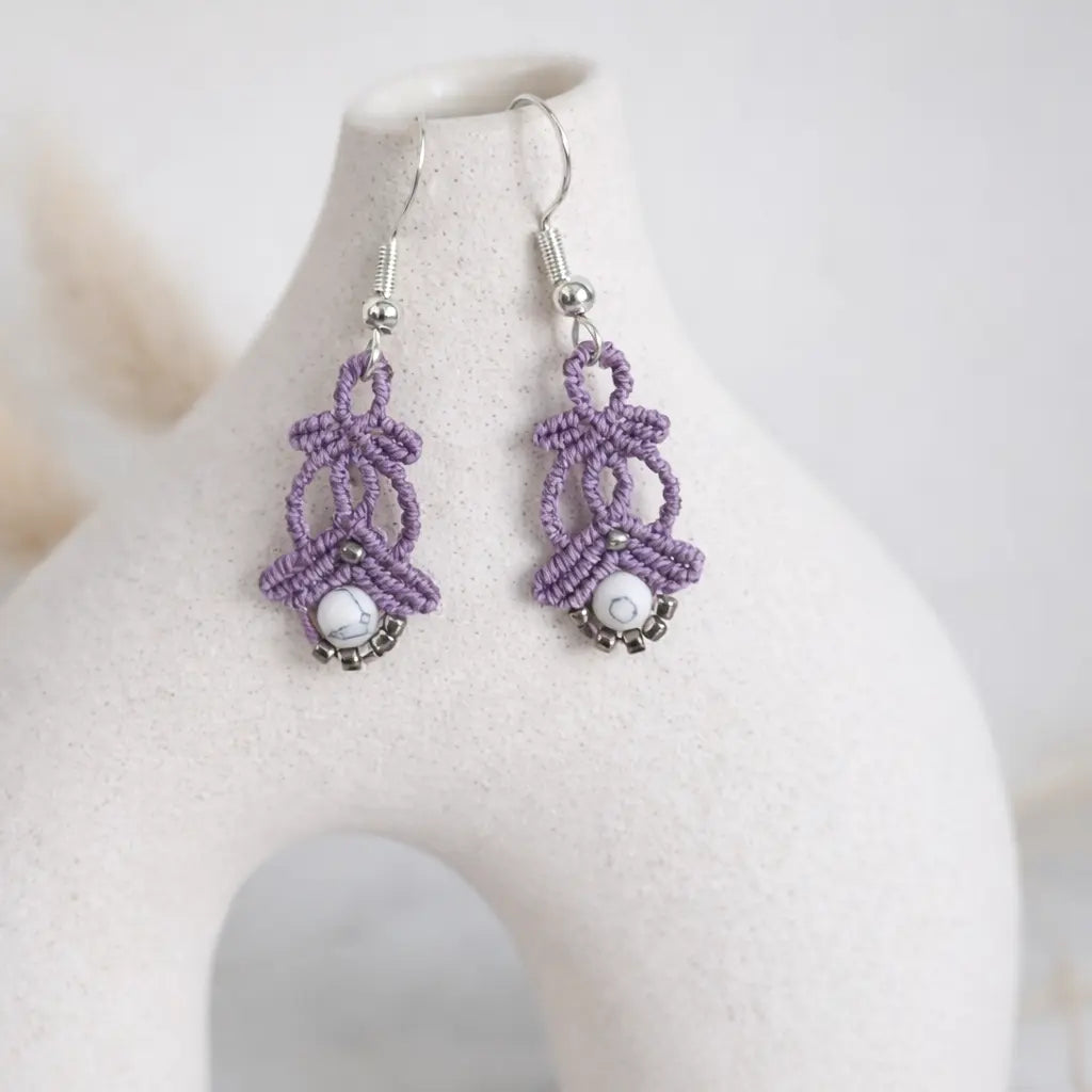 Boucles d'oreilles micro-macramé lilas – Bohème chic, fait main Micro Noeuds
