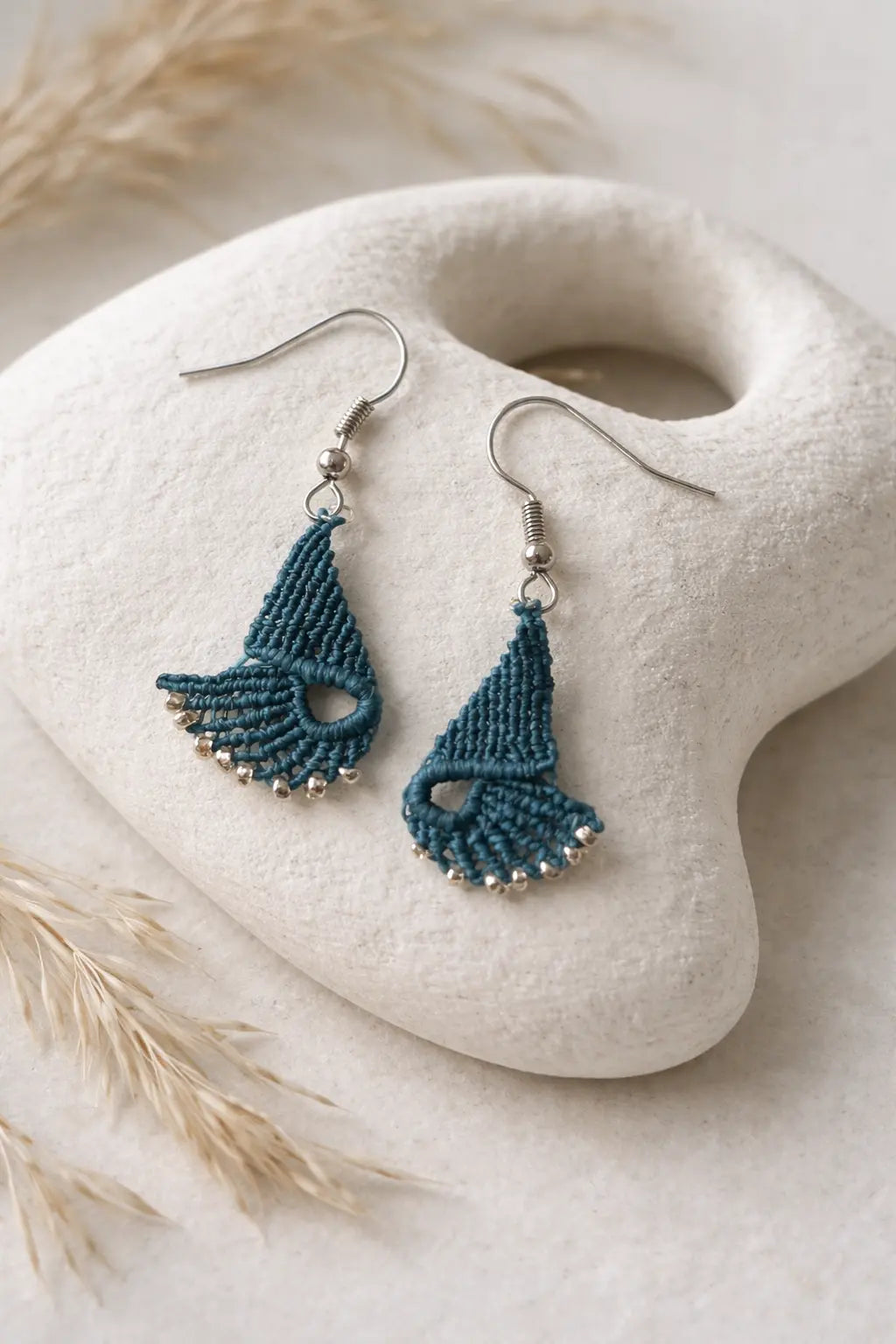 Boucles d’oreilles en micro-macramé – Bijou léger artisanal acier inoxydable – Style bohème chic naturel Micro Noeuds