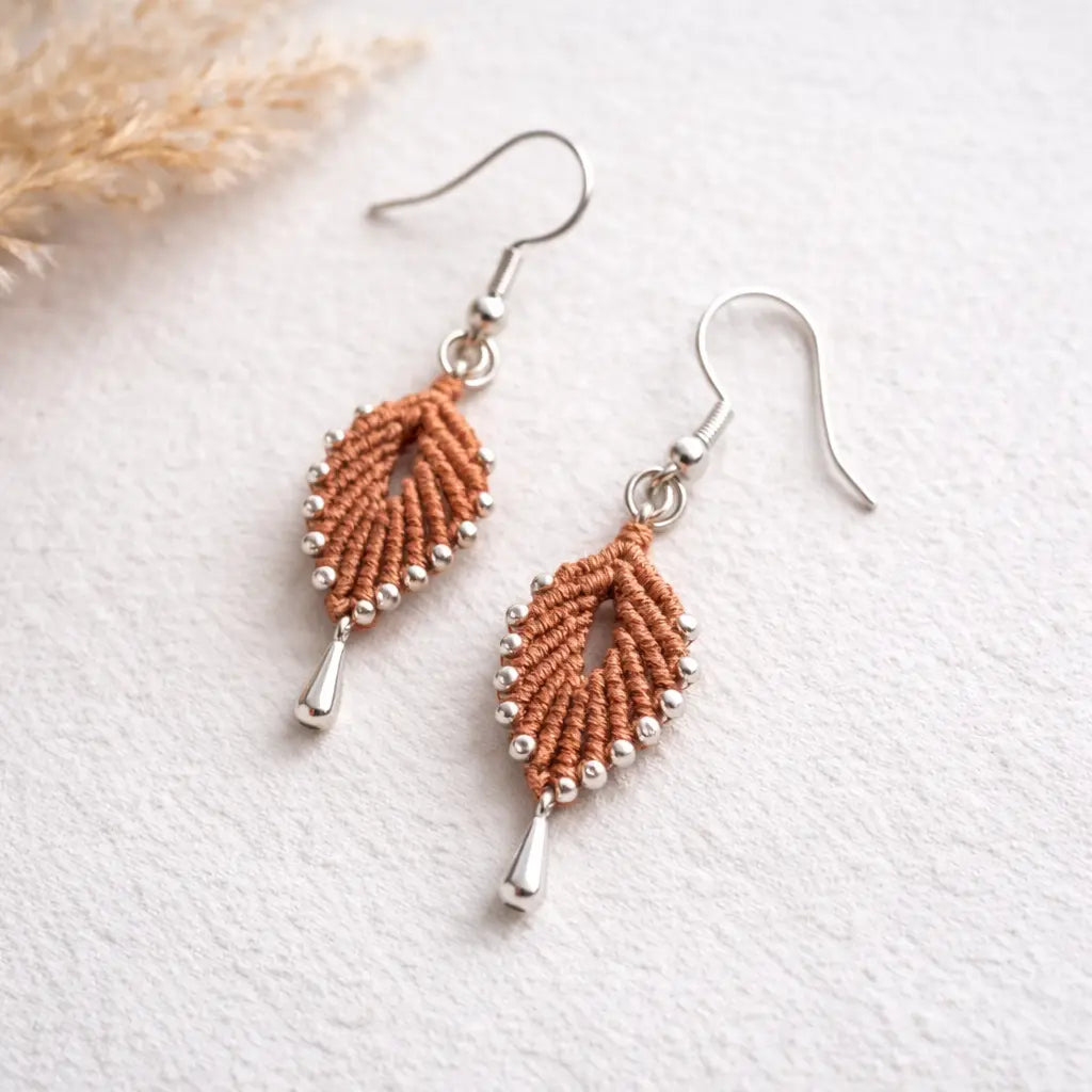 Boucles d'oreilles flamme micro-macramé doré – Légères, fait main Micro Noeuds