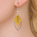 Boucles micro-macramé feuille navette Oraya portées en extérieur