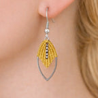 Boucles micro-macramé feuille navette Oraya portées en extérieur