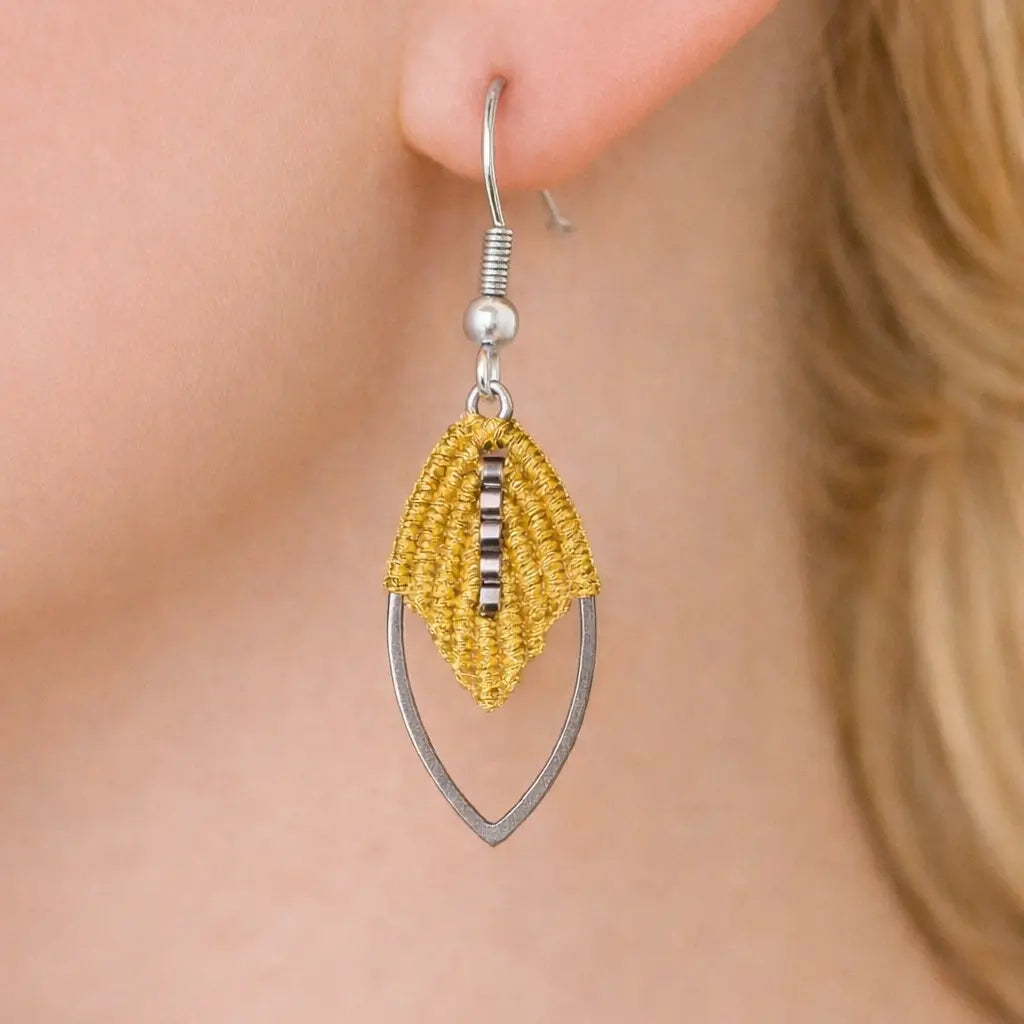 Boucles micro-macramé feuille navette Oraya portées en extérieur
