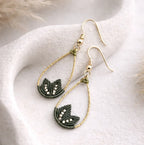 Boucles d’oreilles micro-macramé motif feuille – Crochets argent 925 & perle Micro Noeuds