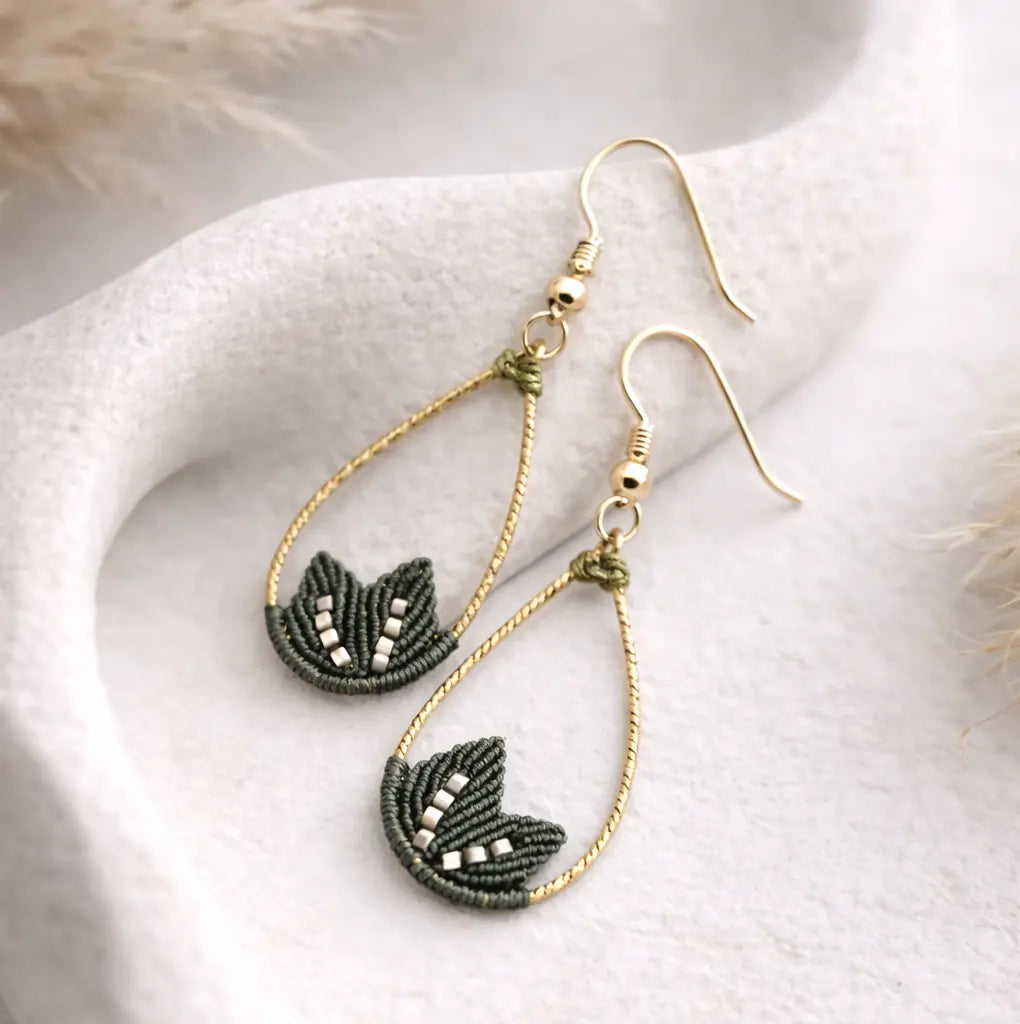 Boucles d’oreilles micro-macramé motif feuille – Crochets argent 925 & perle Micro Noeuds