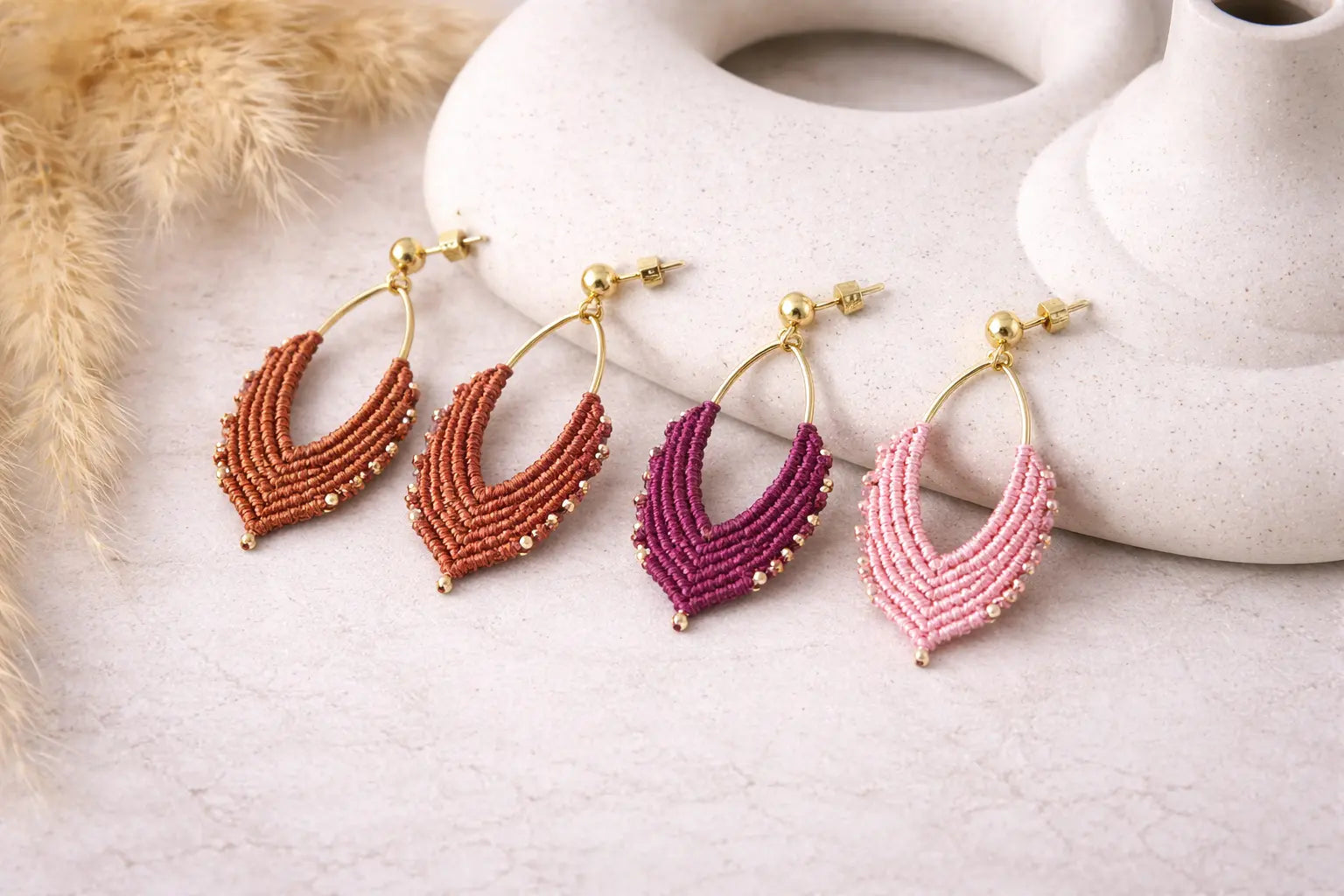 Boucles d’oreilles navette en micro-macramé “Lumière bohème” – légères & personnalisables Micro Noeuds