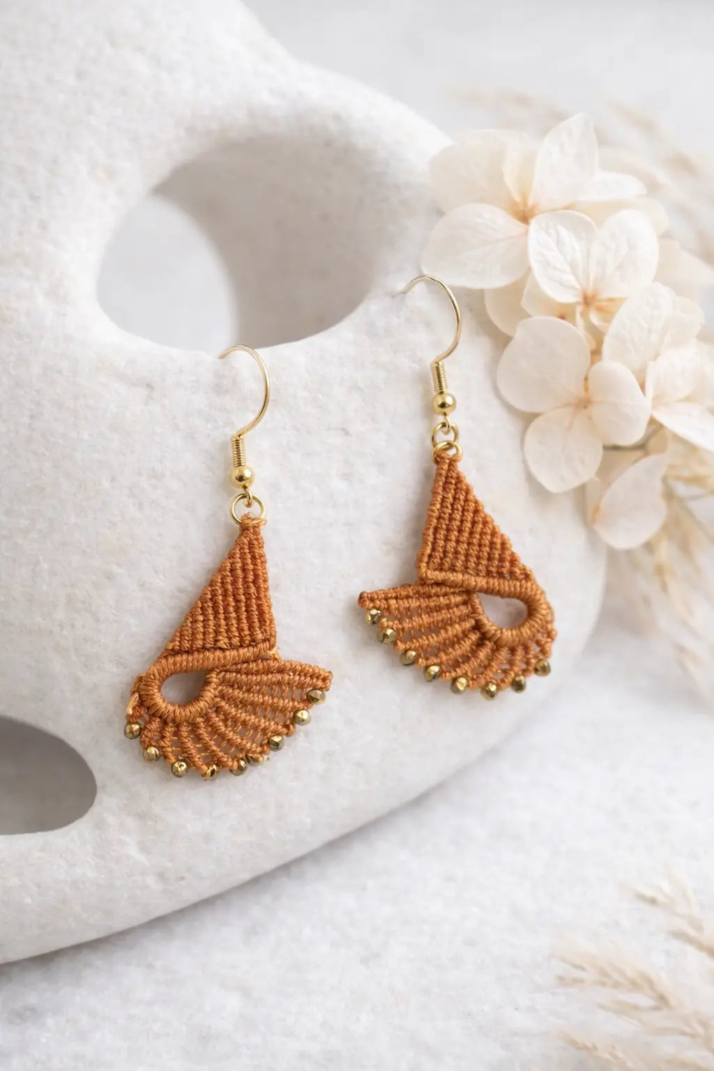 Boucles d’oreilles en micro-macramé – Bijou léger artisanal acier inoxydable – Style bohème chic naturel Micro Noeuds