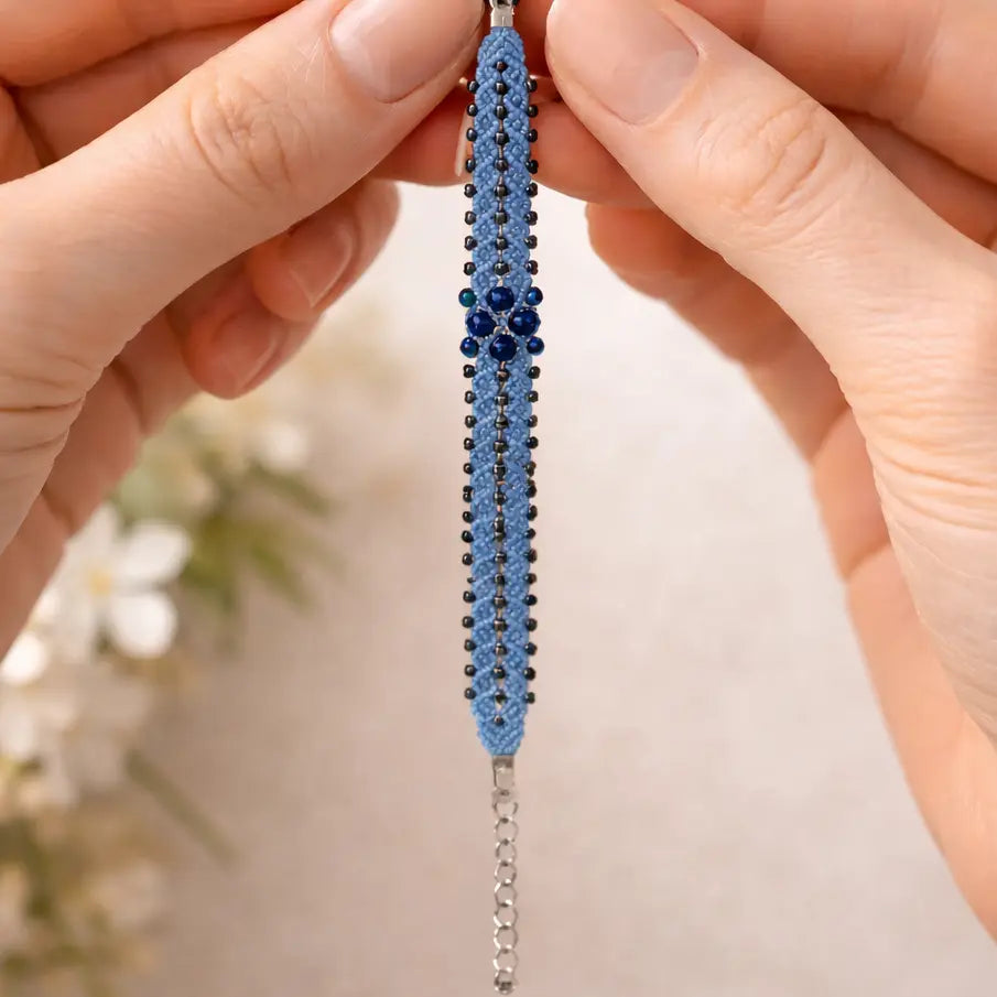 Bracelet Fleuri – micro-macramé rose & vert-LINEA Micro Noeuds