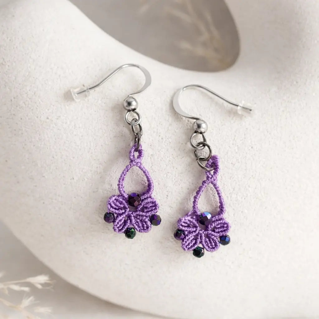Boucles d’oreilles micro-macramé fleur – Crochets acier inoxydable & perles facettées Micro Noeuds