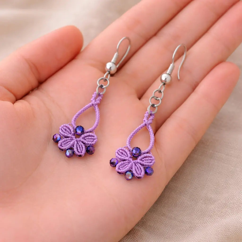 Boucles d’oreilles micro-macramé fleur – Crochets acier inoxydable & perles facettées Micro Noeuds