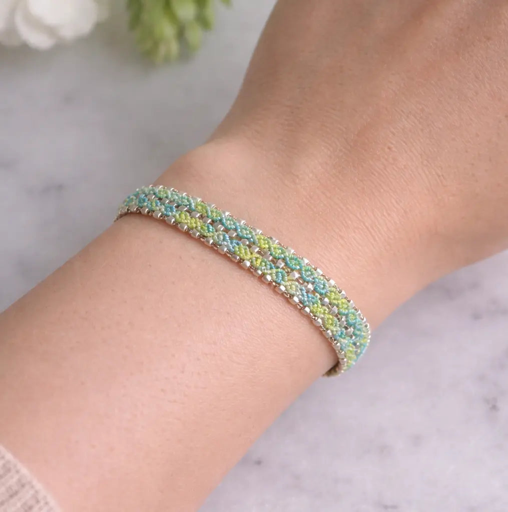 Bracelet Fleuri – micro-macramé rose & vert-LINEA Micro Noeuds