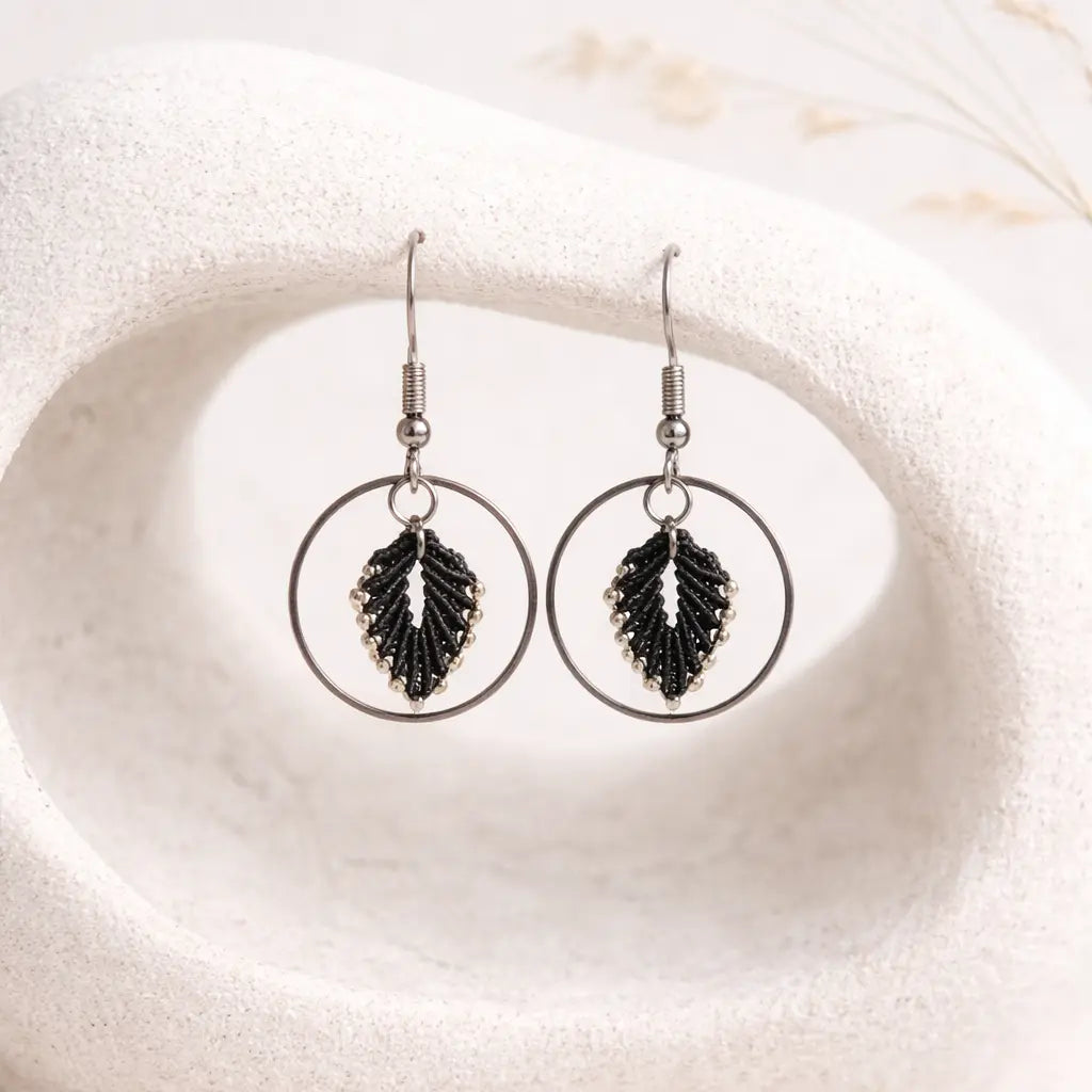 Boucles d’oreilles micro-macramé – Acier inoxydable & fil nylon Micro Noeuds