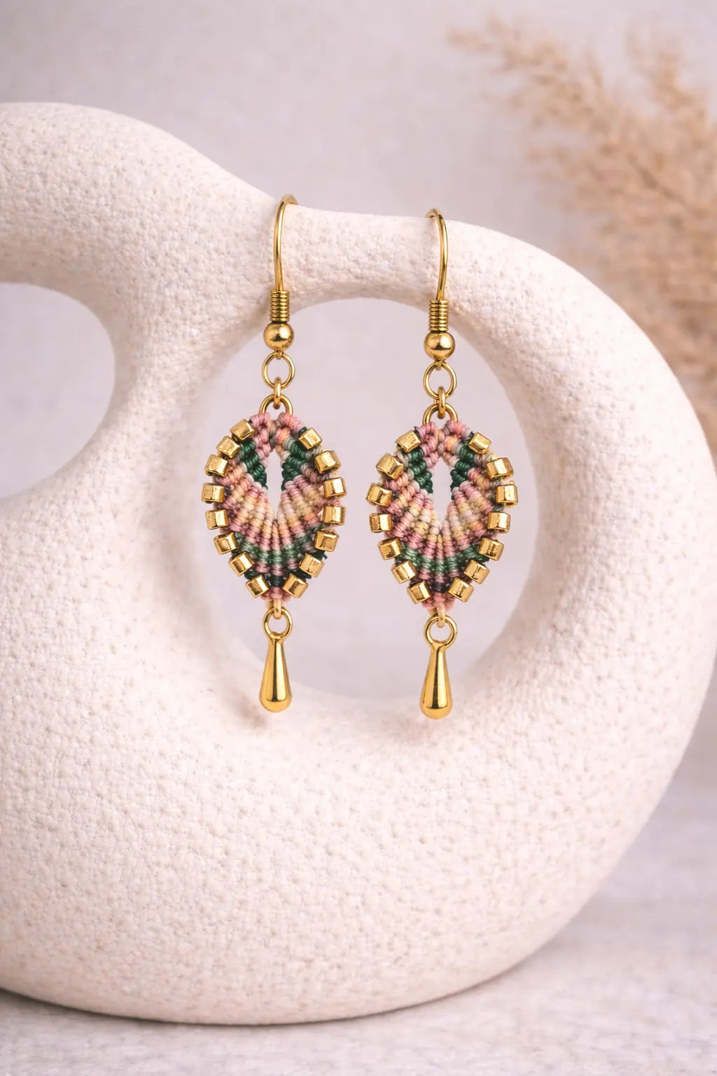 Boucles d’oreilles mini feuille micro-macramé AELYS Micro Noeuds