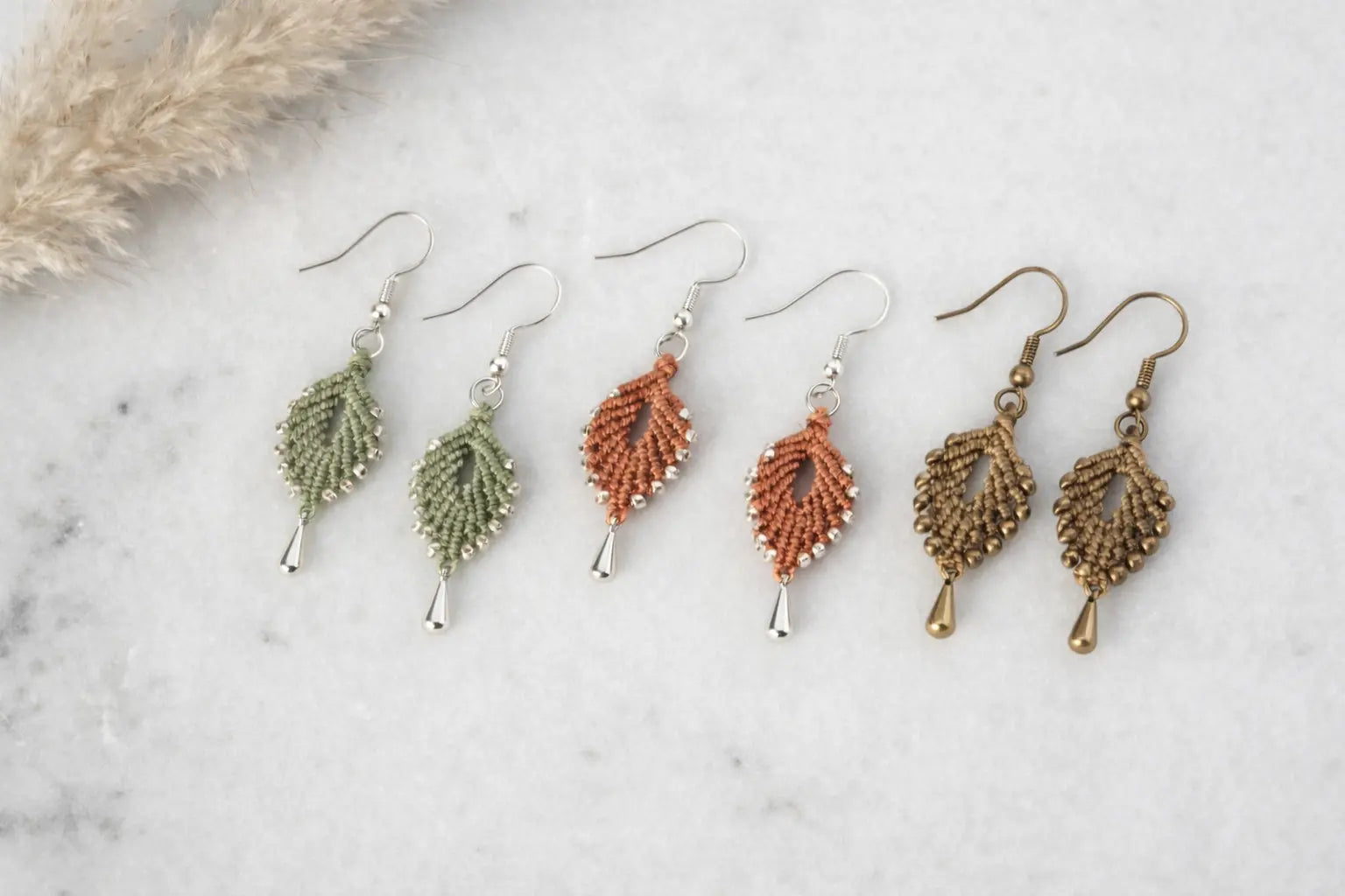 Boucles d'oreilles flamme micro-macramé doré – Légères, fait main Micro Noeuds