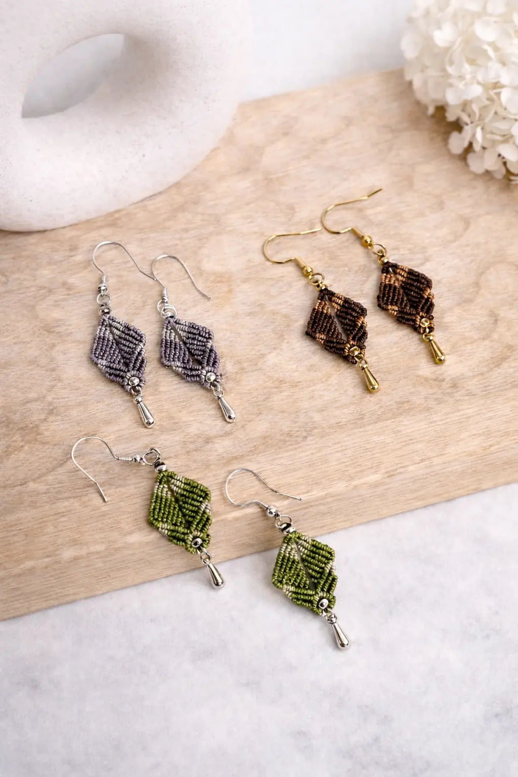 Boucles d’oreilles micro-macramé losange – Crochets dorés en acier inoxydable Micro Noeuds